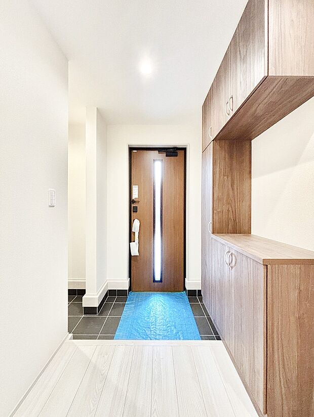 ご家族やお客様を気持ちよくお出迎え！広々空間が心地よい明るい玄関。