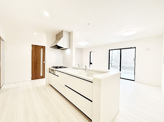 お子さまもついついお手伝い！回遊性の高いアイランド風キッチンで家事も捗ります。