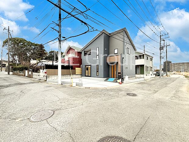 陽光と開放感に恵まれた角地。ここから始まる新生活を応援いたします！ 