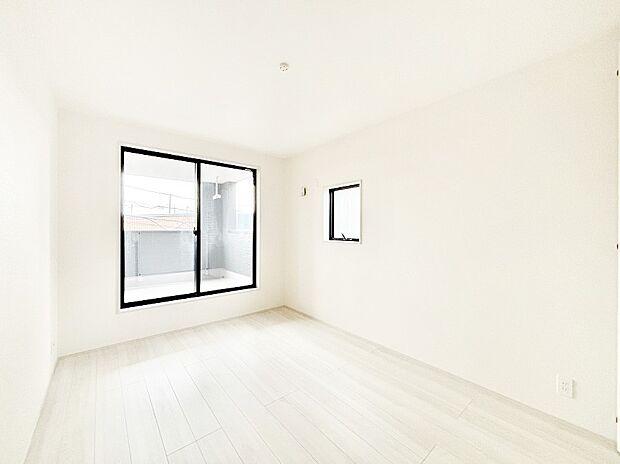 バルコニーからたっぷり入ってくる陽光がお部屋全体を優しく包み込みます！
