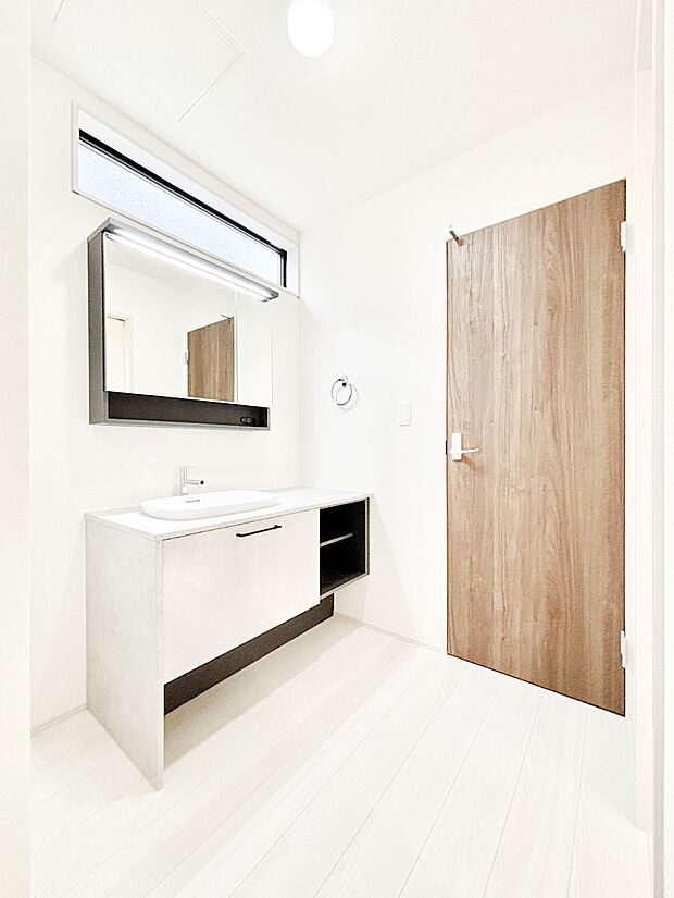 ハイサッシの窓から柔らかな朝の光を感じられる洗面室