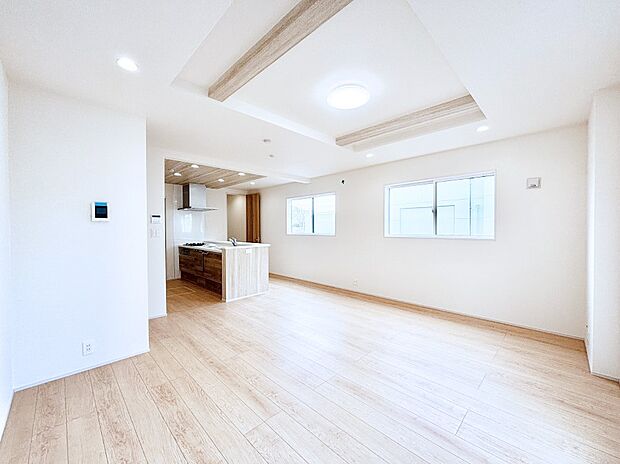 ナチュラルテイストの優しく柔らかい色使いのフローリングが素敵なリビングですね。