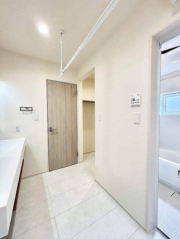 ゆとりの洗面スペースで朝の身支度もラクラク。奥にはウォークインクローゼット。