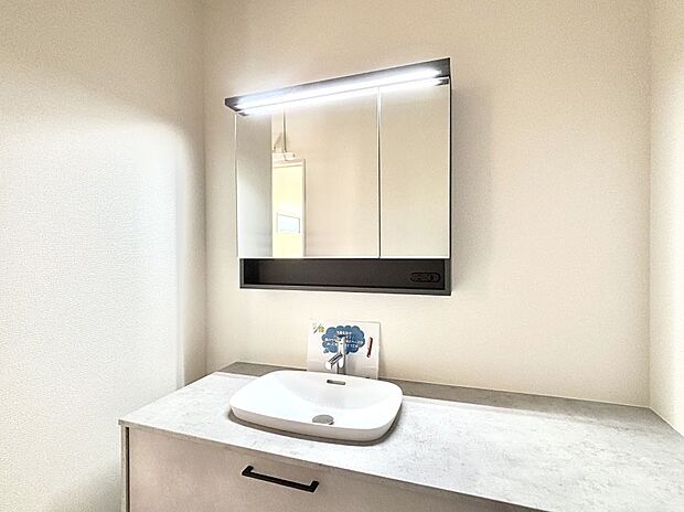 大きく見やすい三面鏡で清潔感ある洗面台は、身だしなみチェックや肌のお手入れにおすすめです。 