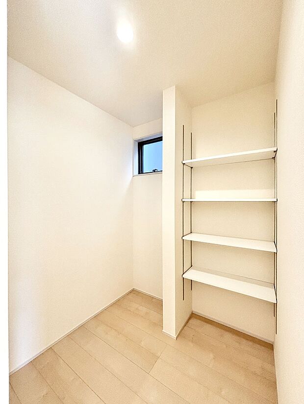 キッチンにはパントリー！食材のストックはもちろん、日用品の収納など使い方はいろいろ！