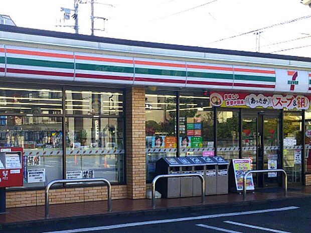 コンビニ 600m セブン-イレブン 鳩ヶ谷坂下3丁目店