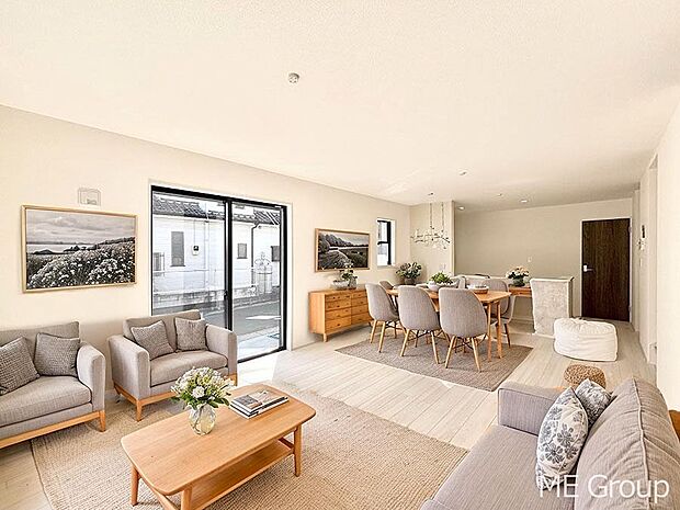 ご家族の賑やかな話し声で包まれる明るいリビング  ※家具はCGです