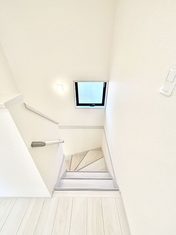 階段は手すり付きなので小さなお子さまやご高齢の方も安心です