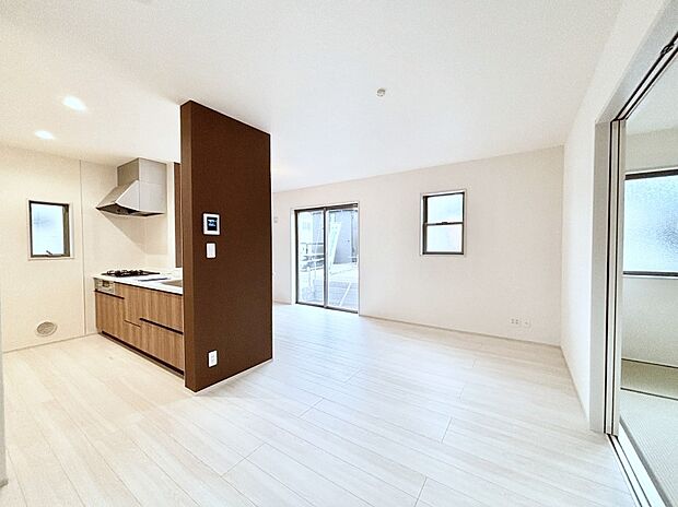 明るい陽光が注ぎ、寛ぎの雰囲気に満たされるリビング・ダイニング。   