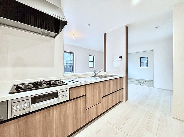 リビングで遊ぶお子様を見守りながらお料理ができる対面キッチン。  