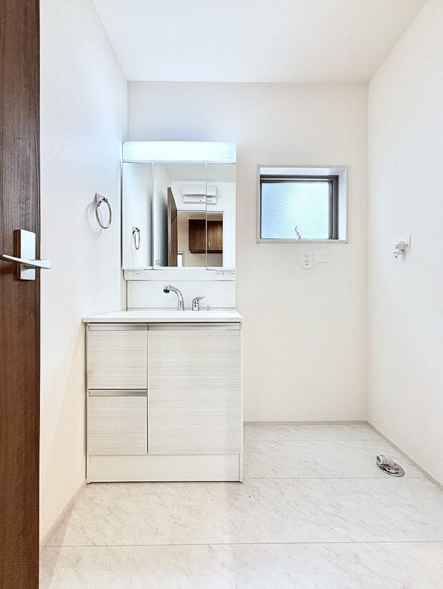 大きく見やすい三面鏡で清潔感ある洗面台は、身だしなみチェックや肌のお手入れにおすすめです。 