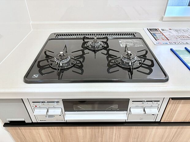 ガスコンロはＳｉセンサー搭載。火力調節や焦げ付き・消し忘れも防いでくれます。