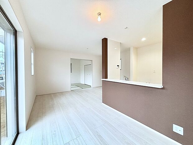 大きな窓からたっぷりの陽光と風を感じられるリビング  