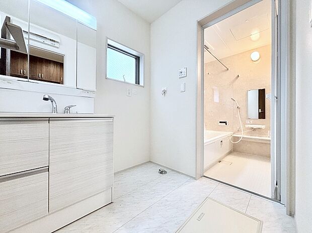 清潔感ある洗面化粧室で朝の身支度も快適  