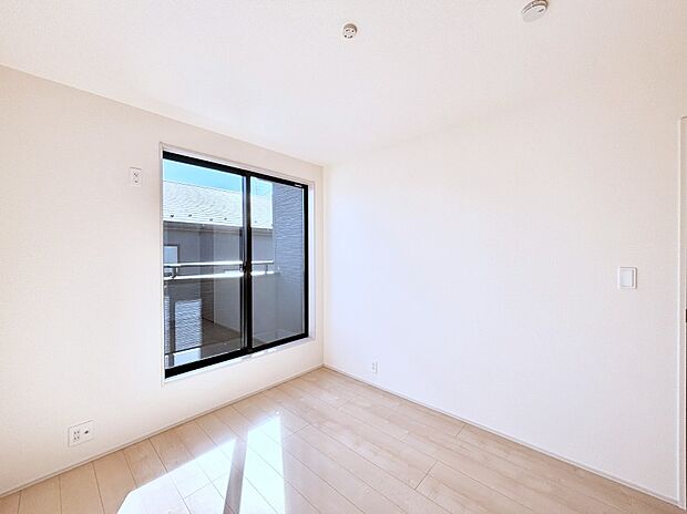 明るいバルコニーサイドに洋室を設置。目覚めの良い寝室に。 