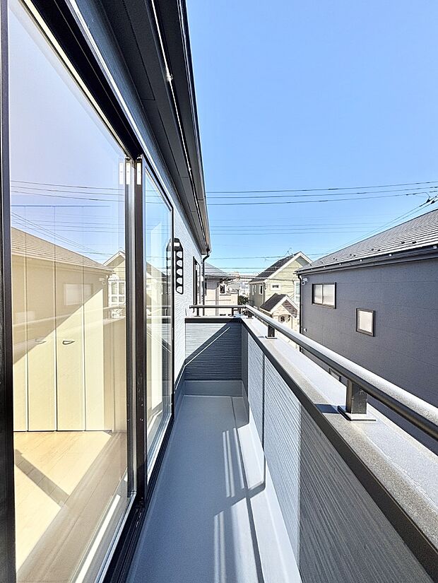 暖かな陽光が降り注ぐバルコニーはお洗濯におすすめ。爽やかな風も心地よいです。