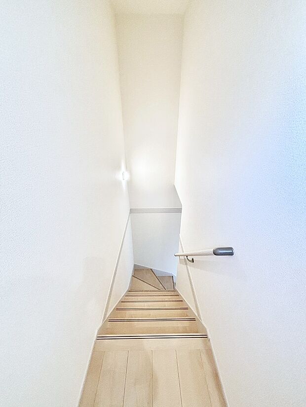 安全性を考慮し階段には手すりを設置しています