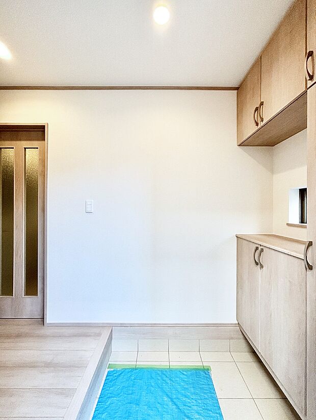 明るい玄関はお客様をお出迎えするのにぴったりです！ 