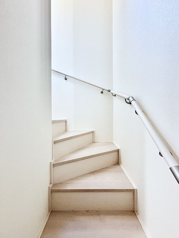 階段は手すり付きなので小さなお子さまやご高齢の方も安心です  