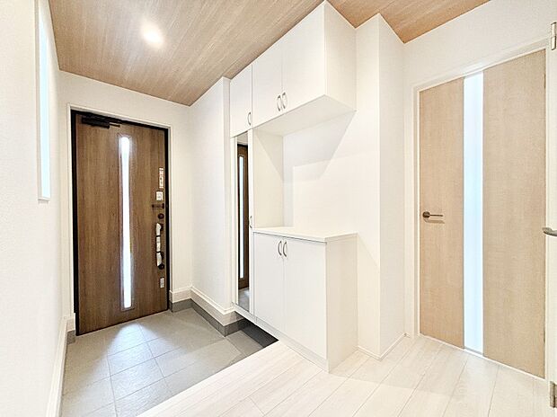 明るい玄関はお客様をお出迎えするのにぴったりです！ 