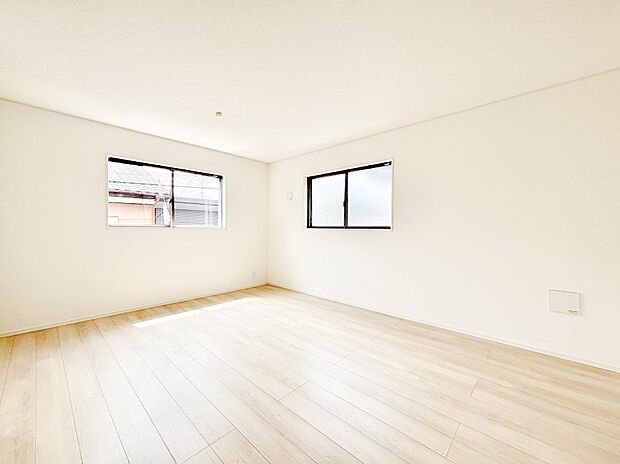 ご家族の賑やかな話し声で包まれる明るいリビング