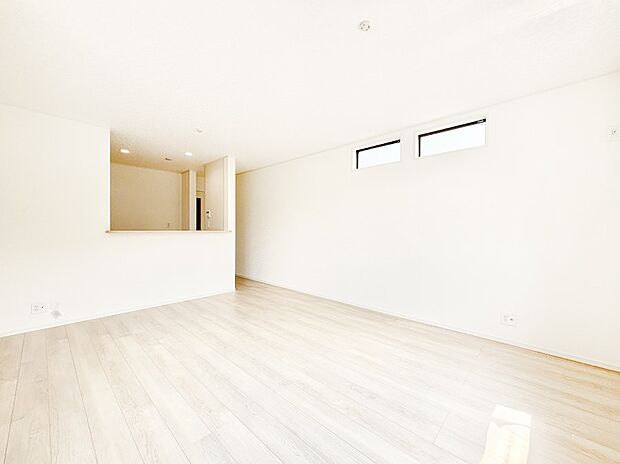 明るい陽光が注ぎ、寛ぎの雰囲気に満たされるリビング・ダイニング。   