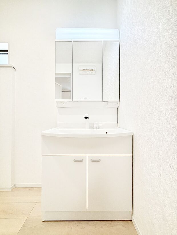 三面鏡が嬉しい洗面化粧台です。 