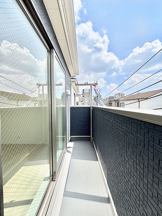 ゆったりバルコニーだから沢山お洗濯ものを干せます。