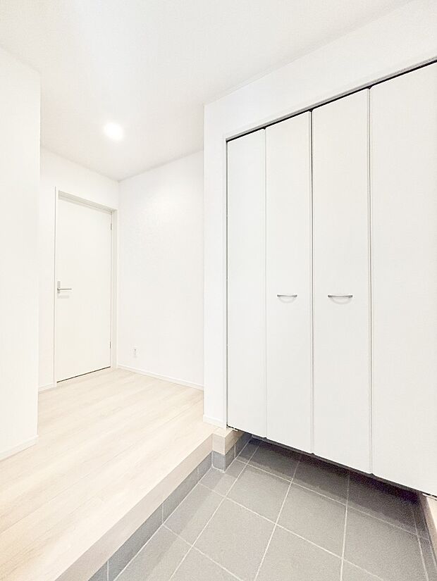 天井まである玄関収納で、家族全員の靴もすっきり収納！ 