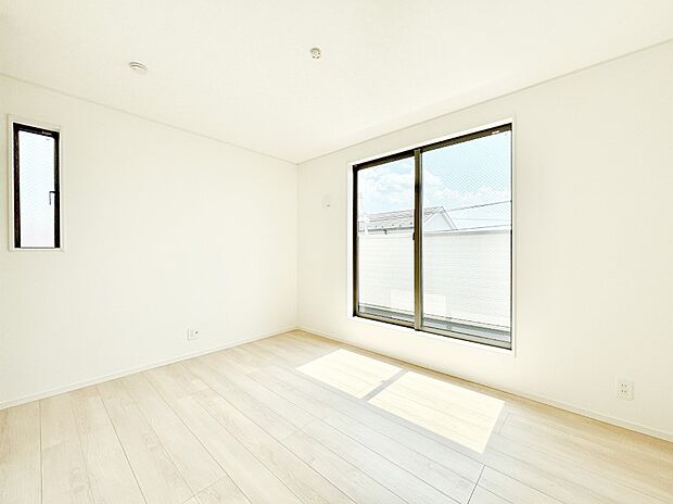 明るいバルコニーサイドに洋室を設置。目覚めの良い寝室に。 