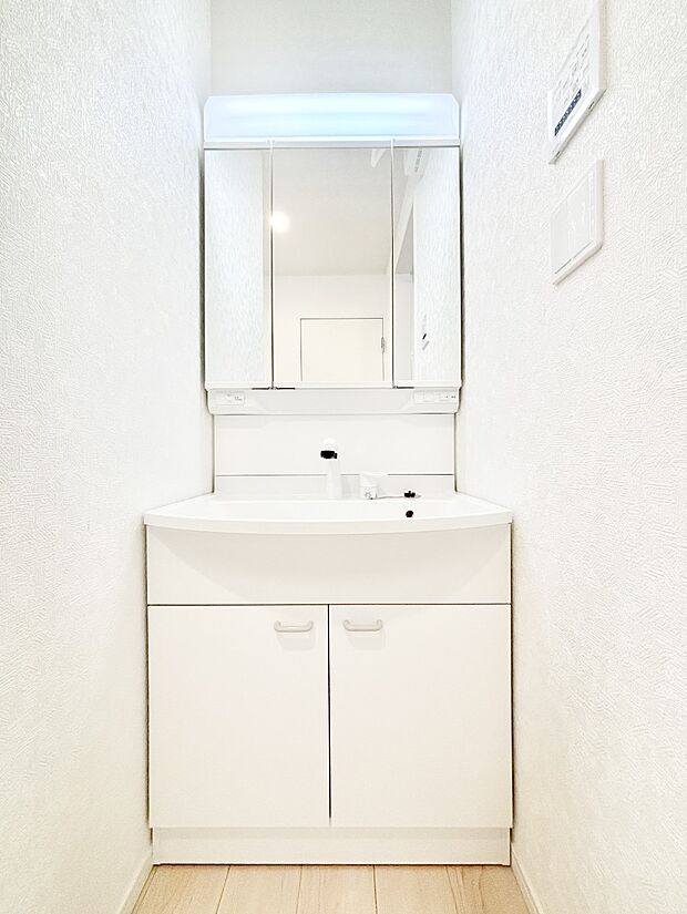 大きく見やすい三面鏡で清潔感ある洗面台は、身だしなみチェックや肌のお手入れにおすすめです。 