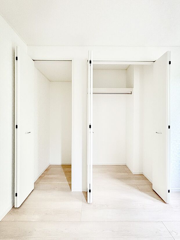 洋室のクローゼット。奥行きがあるので厚手の衣類もすっきり収まります。