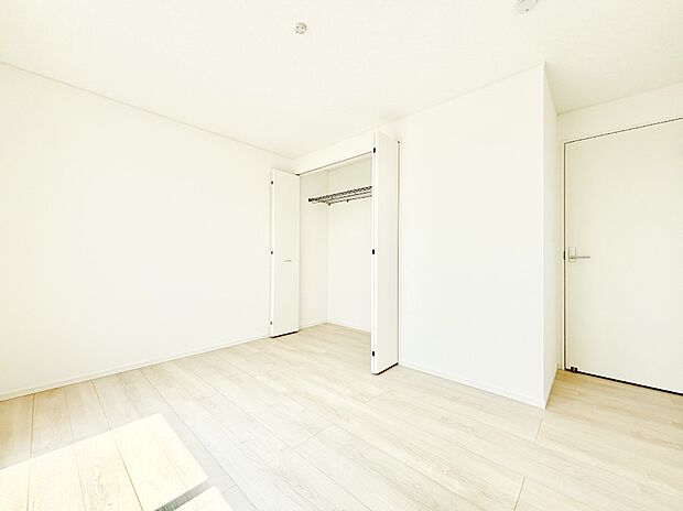 やさしい光がさしこむ居室はしっかり収納付き