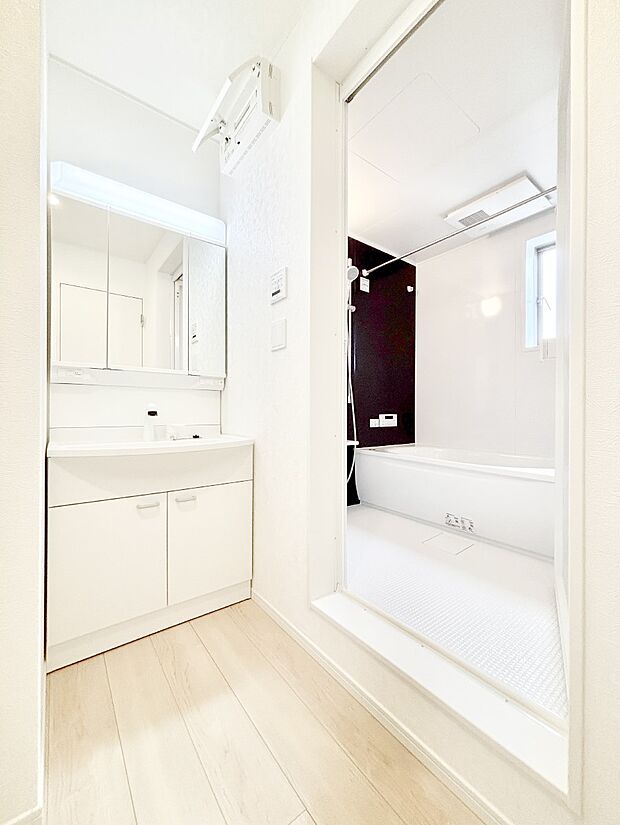 身支度もスムーズにおこなえる脱衣場。  