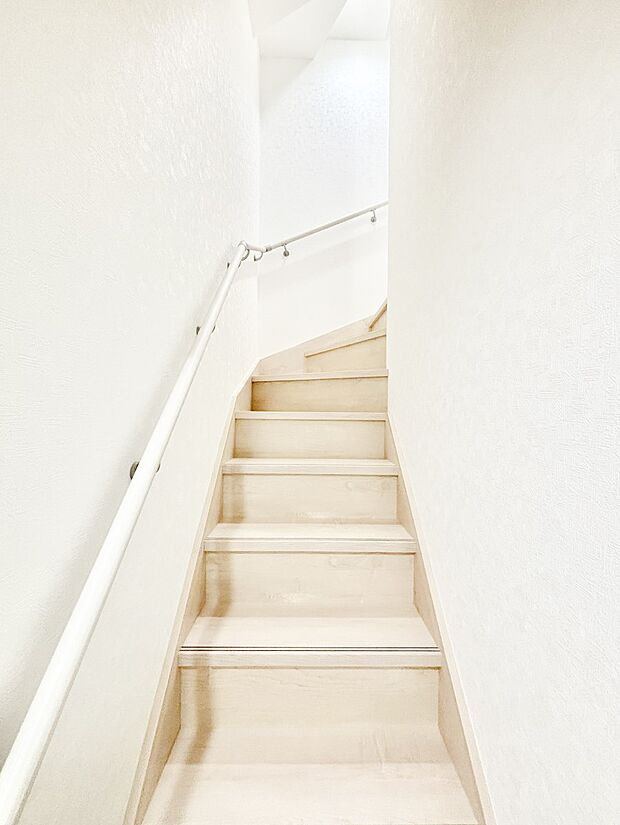 安全性を考慮し階段には手すりを設置しています
