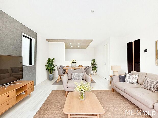 家族の和やかな会話が聞こえてきそう。開放感のあるリビングです。※家具はCGです  