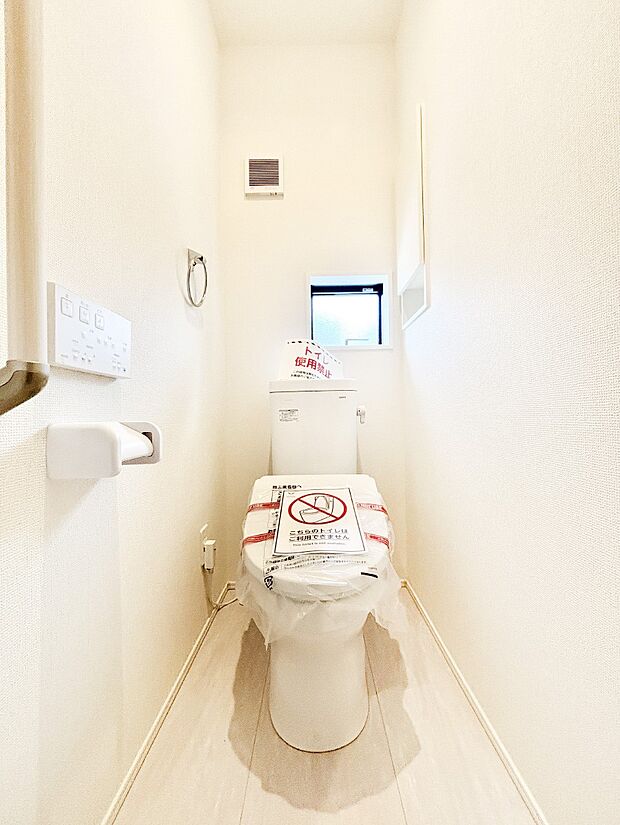 明るく清潔感のあるトイレです。 