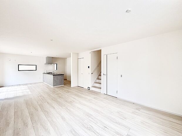 ご家族の賑やかな話し声で包まれる明るいリビング