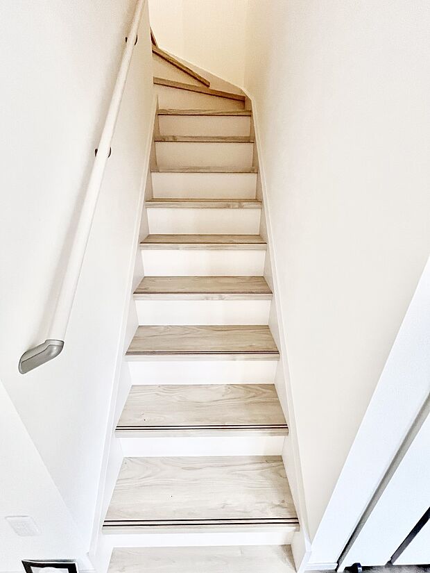 階段は手すり付きなので小さなお子さまやご高齢の方も安心です