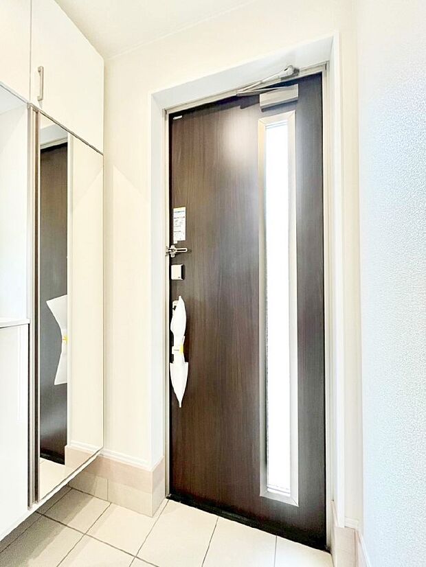 ガラススリットの入った玄関ドアが室内に光を届けてくれます