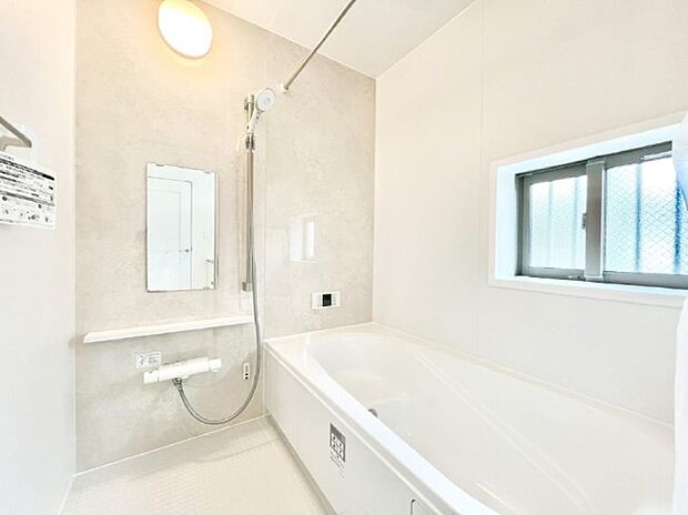 一日の疲れを癒してくれる明るい清潔感のあるバスルーム