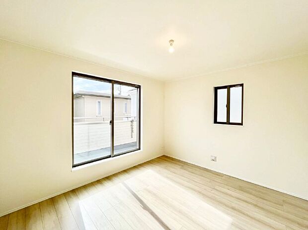 バルコニーが開放感をプラスしてくれる洋室