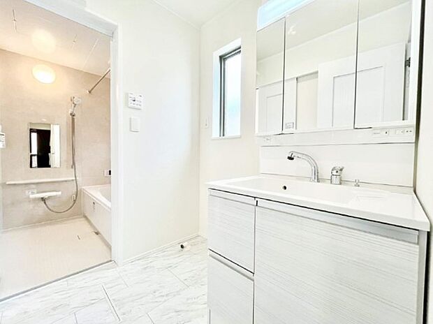 清潔感ある洗面化粧室で朝の身支度も快適