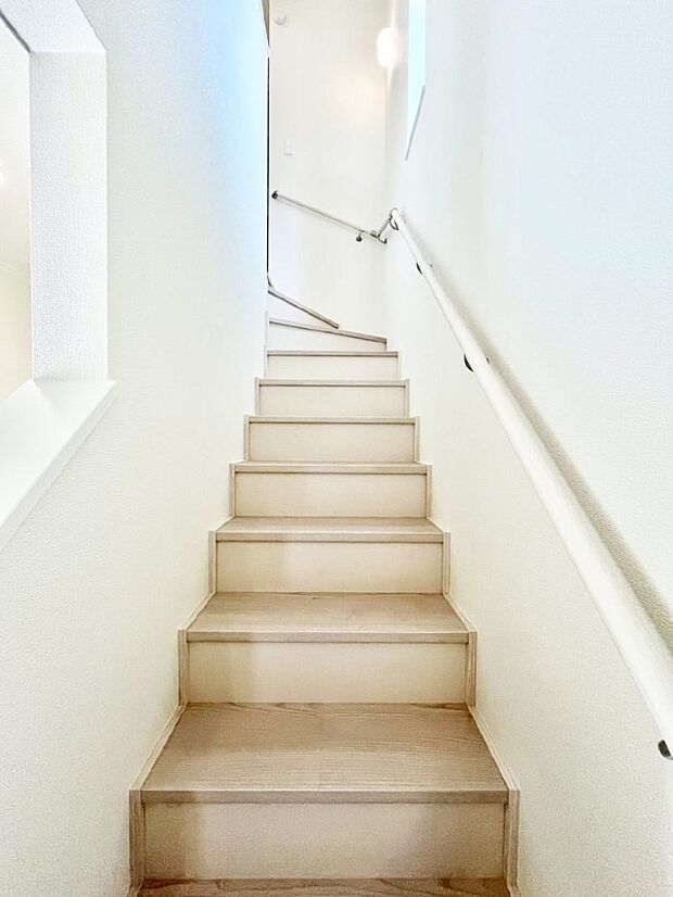 階段は手すり付きなので小さなお子さまやご高齢の方も安心です
