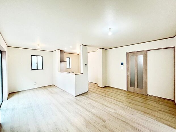 ご家族の賑やかな話し声で包まれる明るいリビング