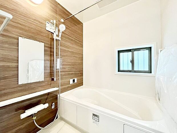 一日の疲れを癒してくれる明るい清潔感のあるバスルーム