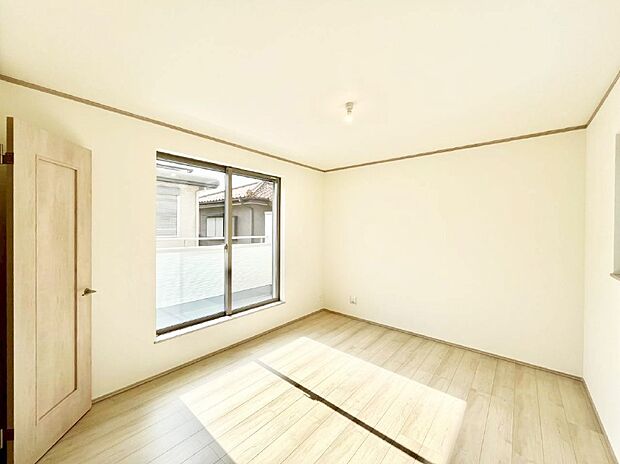 バルコニーが開放感をプラスしてくれる洋室