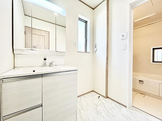 清潔感ある洗面化粧室で朝の身支度も快適