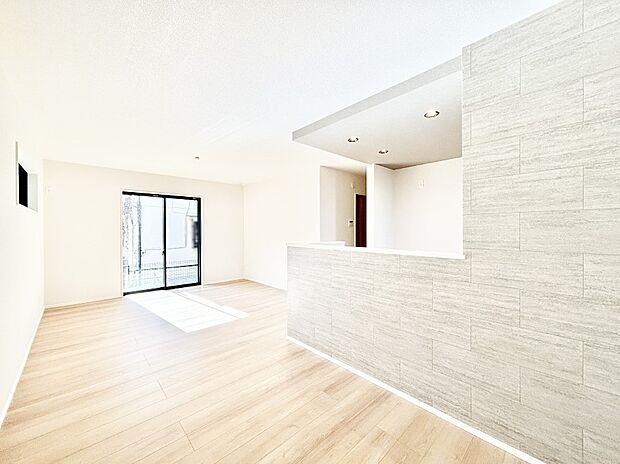 明るい陽光が注ぎ、寛ぎの雰囲気に満たされるリビング・ダイニング。