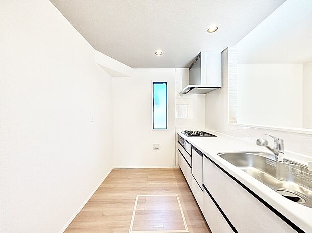 爽やかな風が通り抜けるキッチン。窓があるので明るく換気にも役立ちます。